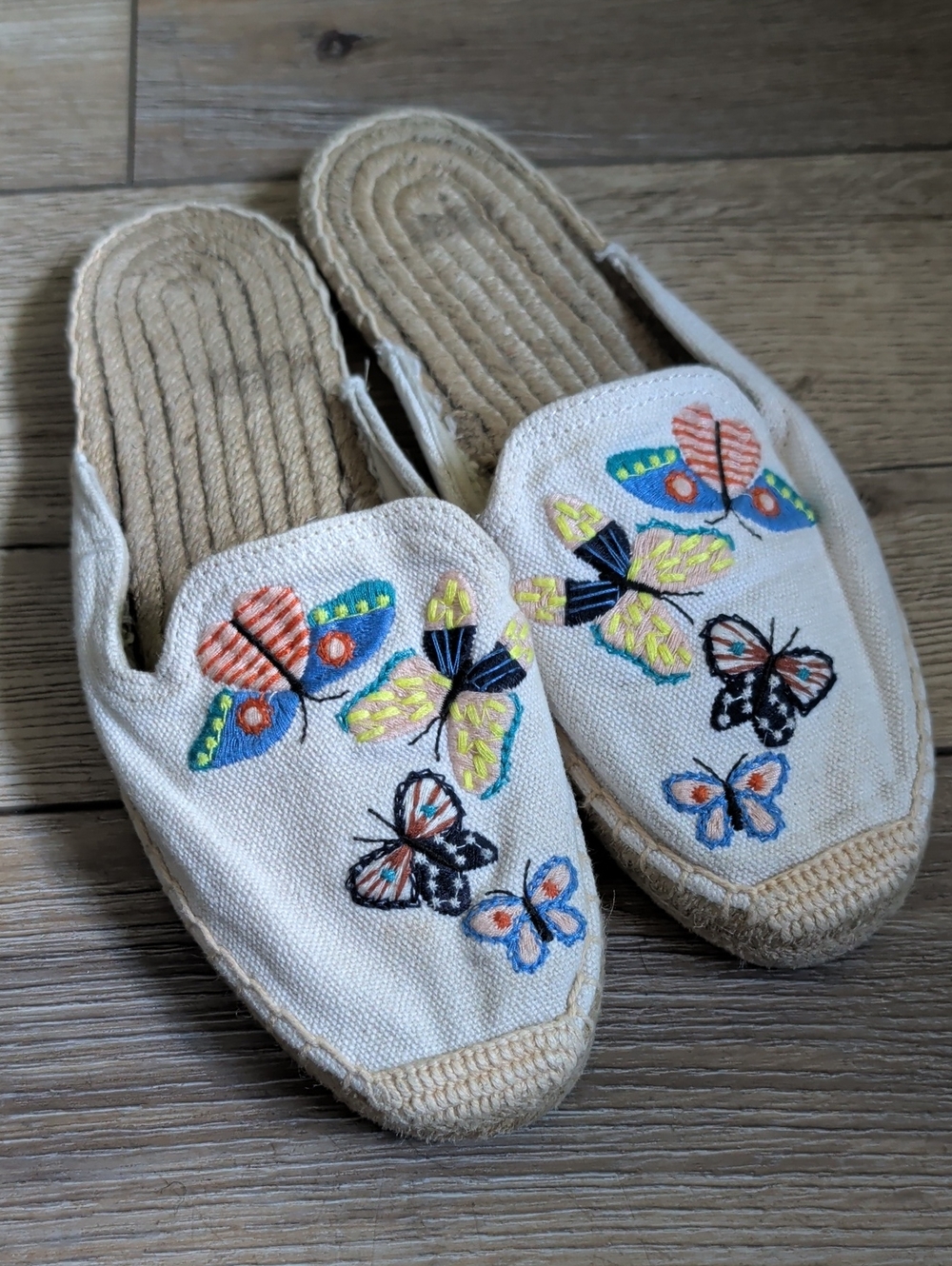 Embroidered Butterfly Slip-On Espadrille Mules - Cream